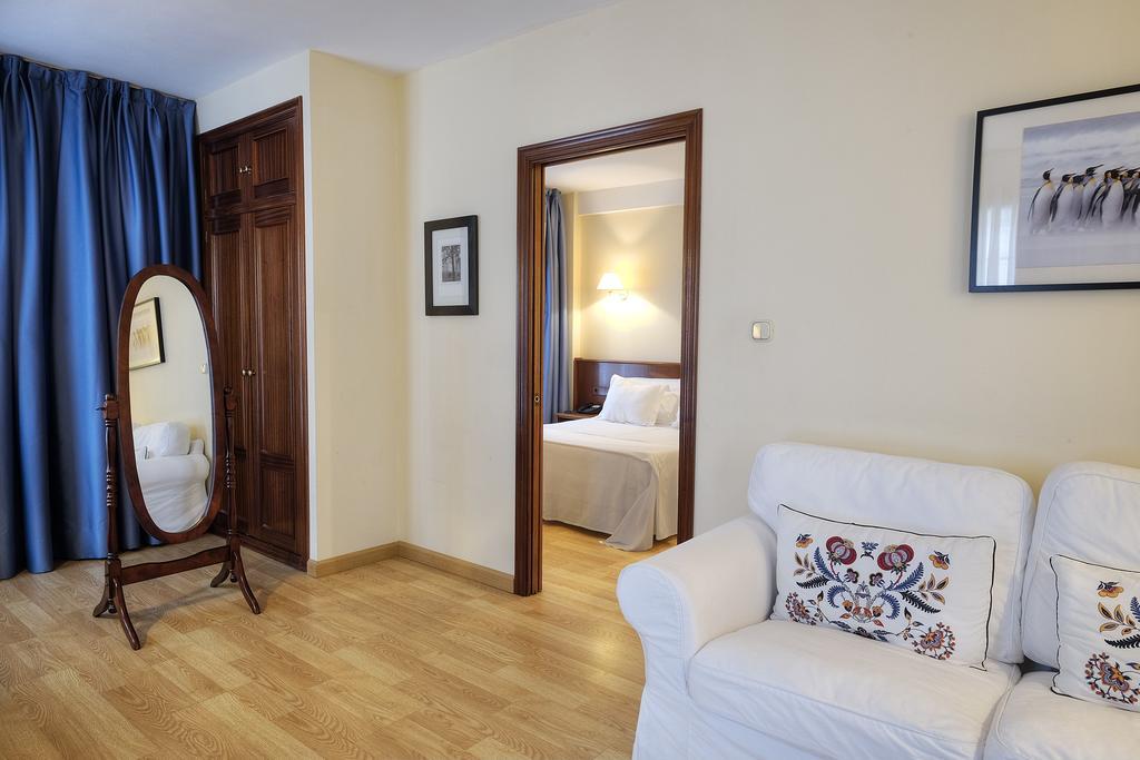 Hotel Y Apartamentos Arias นาเวีย ภายนอก รูปภาพ