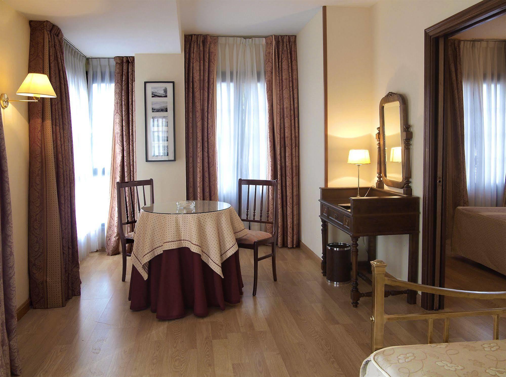 Hotel Y Apartamentos Arias นาเวีย ภายนอก รูปภาพ