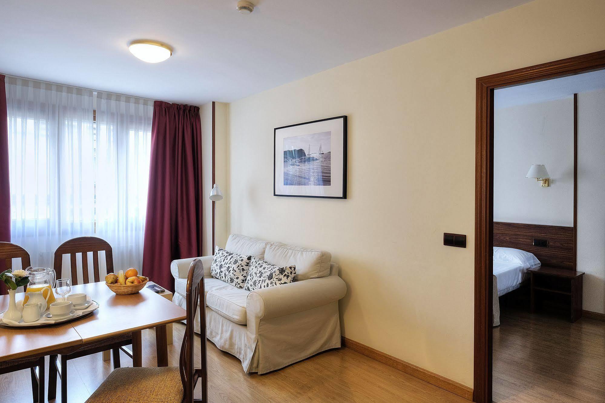 Hotel Y Apartamentos Arias นาเวีย ภายนอก รูปภาพ