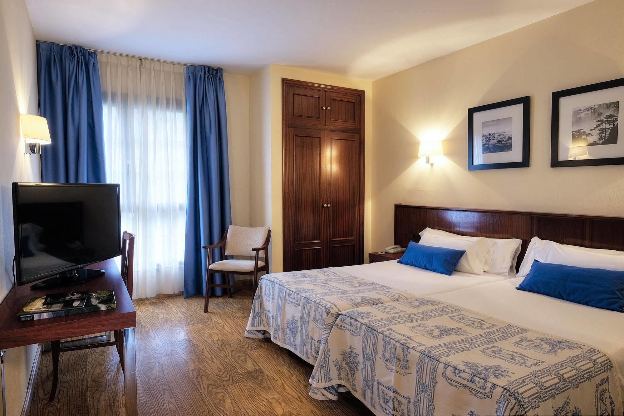 Hotel Y Apartamentos Arias นาเวีย ภายนอก รูปภาพ