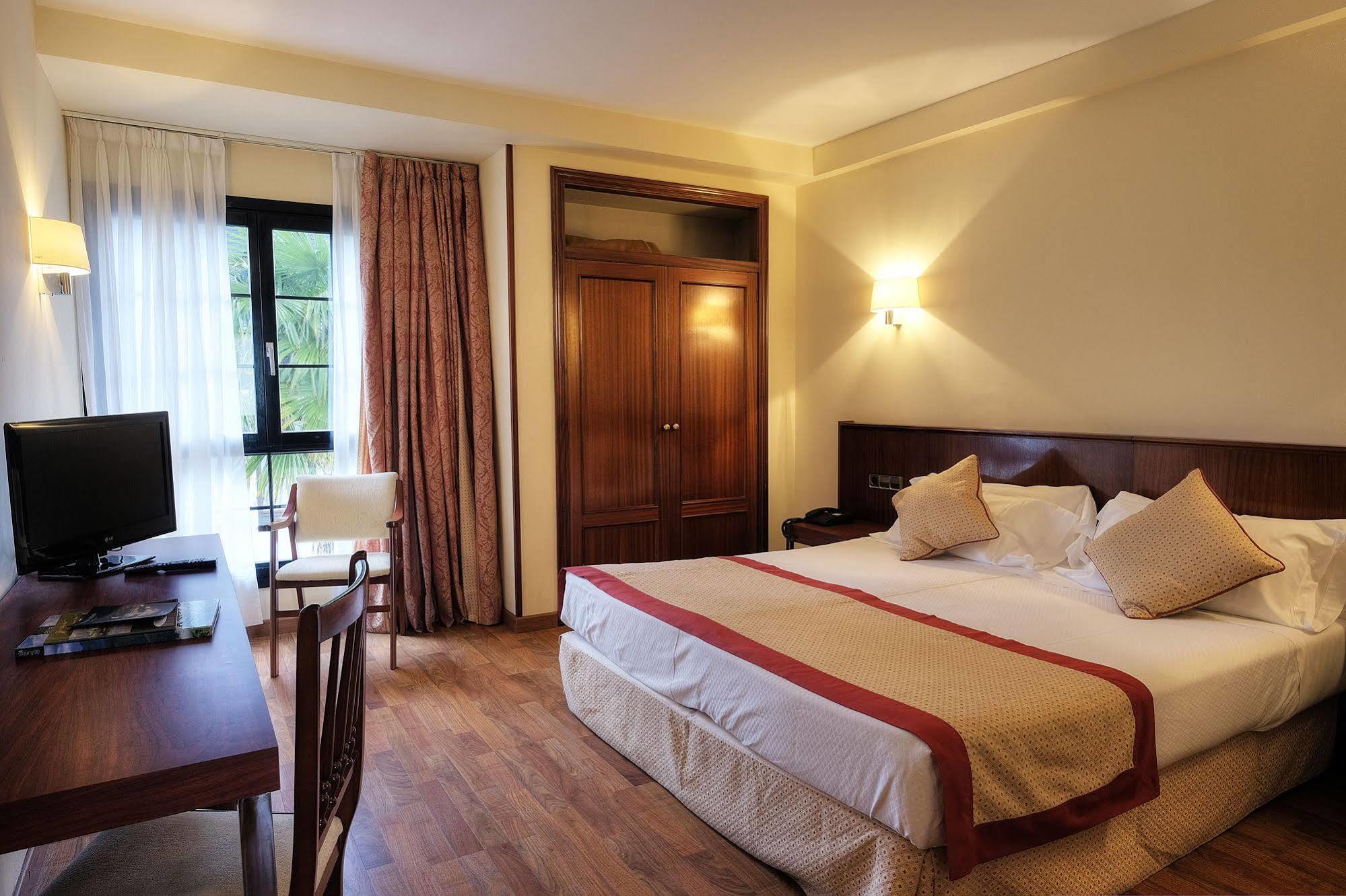 Hotel Y Apartamentos Arias นาเวีย ภายนอก รูปภาพ